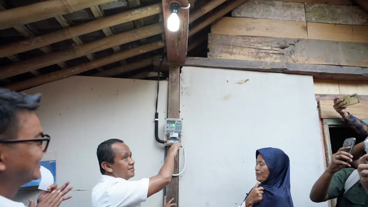 Menteri ESDM, Bahlil Lahadalia (kedua dari kiri) saat melakukan penyalaan simbolis listrik di rumah salah satu penerima manfaat Program BPBL 2026 di Desa Hardimulyo, Kecamatan Kaligesing, Kabupaten Purworejo, Jawa Tengah, Jumat (19/6).