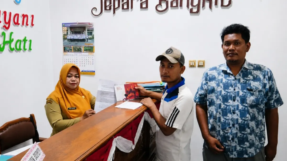 PELESTARIAN: Proses penyerahan surat penemuan ODCB kepada Bupati Jepara melalui Bagian Umum Setda Jepara oleh M Hisyam Maliki pada Senin (22/6). (FIKRI THOHARUDIN/RADAR KUDUS)