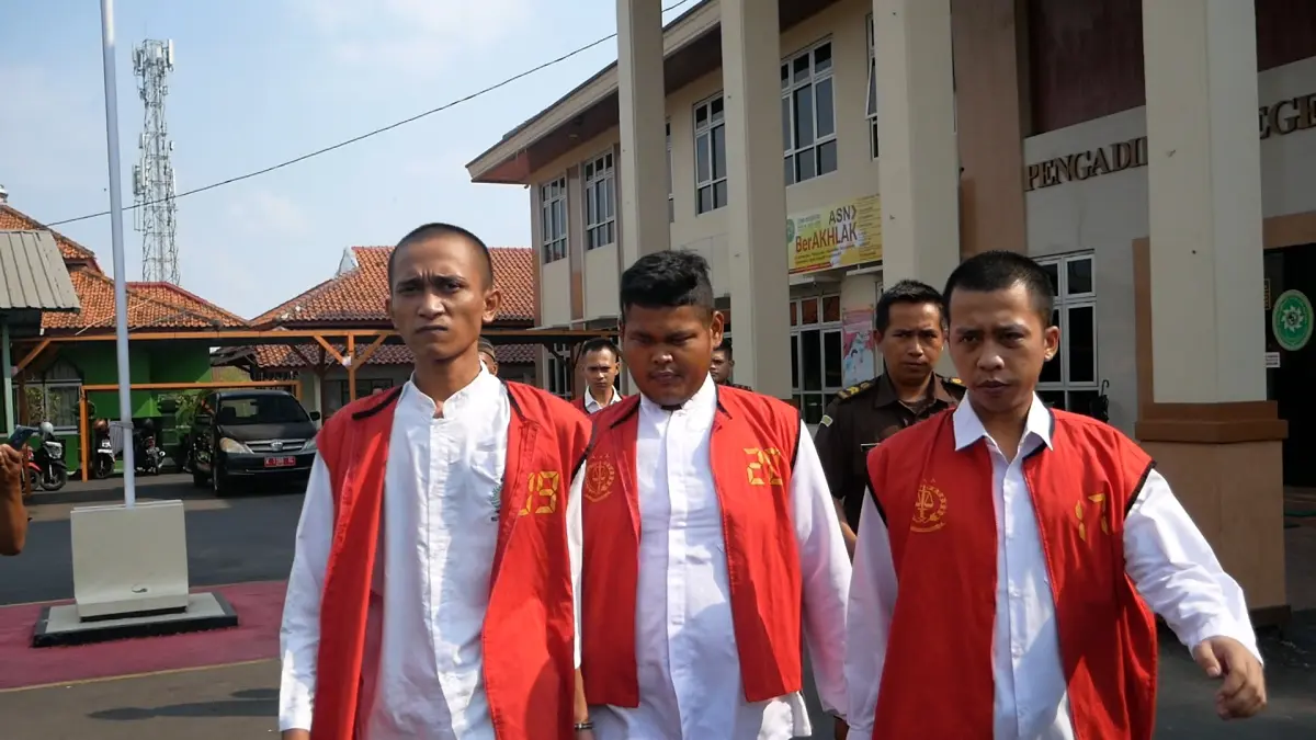 SIDANG TUNTUTAN: Predator seks asal Desa Sendang Kecamatan Kalinyamatan, Safiq (pria di tengah) usai menjalani sidang tuntutan pada Senin (22/6). (FIKRI THOHARUDIN/RADAR KUDUS)