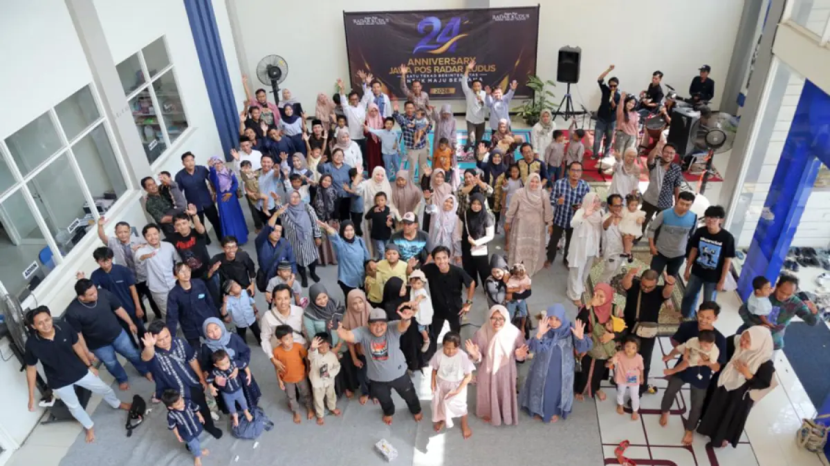 MOMEN KEAKRABAN: Para karyawan Jawa Pos Radar Kudus beserta beserta&nbsp;keluarga foto bersama saat acara&nbsp;silaturrahim keluarga dalam rangka HUT ke-24 Radar Kudus di hall Radar
Kudus Building kemarin. (GALIH ERLAMBANG W/RADAR KUDUS)