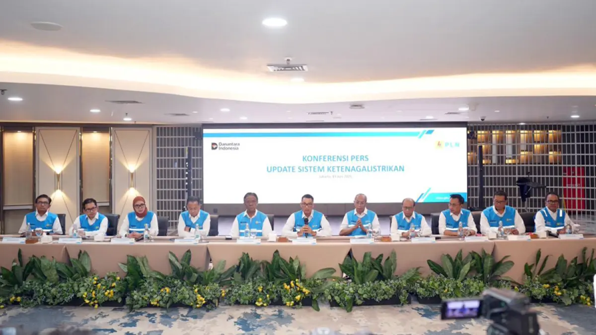 Suasana konferensi pers terkait sistem ketenagalistrikan di PLN Kantor Pusat, Jakarta pada Jumat (19/6) yang dihadiri Direktur Utama PLN, Darmawan Prasodjo (tengah), serta pejabat PLN lainnya.