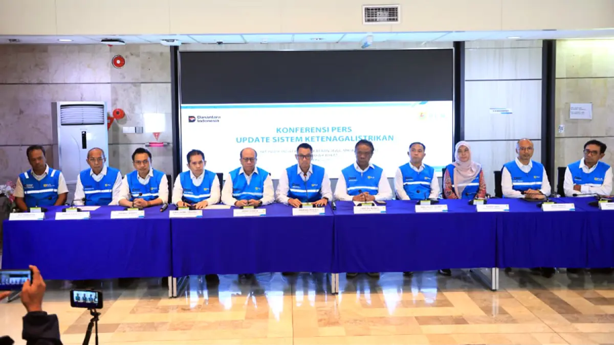 Suasana konferensi pers terkait update sistem ketenagalistrikan di Kantor PLN UIP2B Jamali, Depok, Jawa Barat, pada Minggu (21/6) yang dihadiri Direktur Utama PLN, Darmawan Prasodjo (tengah), serta pejabat PLN lainnya.