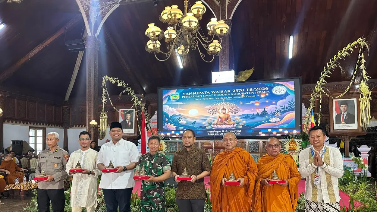 TEDUH: Peringatan Sannipata Waisak 2570 Tahun Buddhis di Jepara berlangsung khidmat dan penuh kebersamaan.