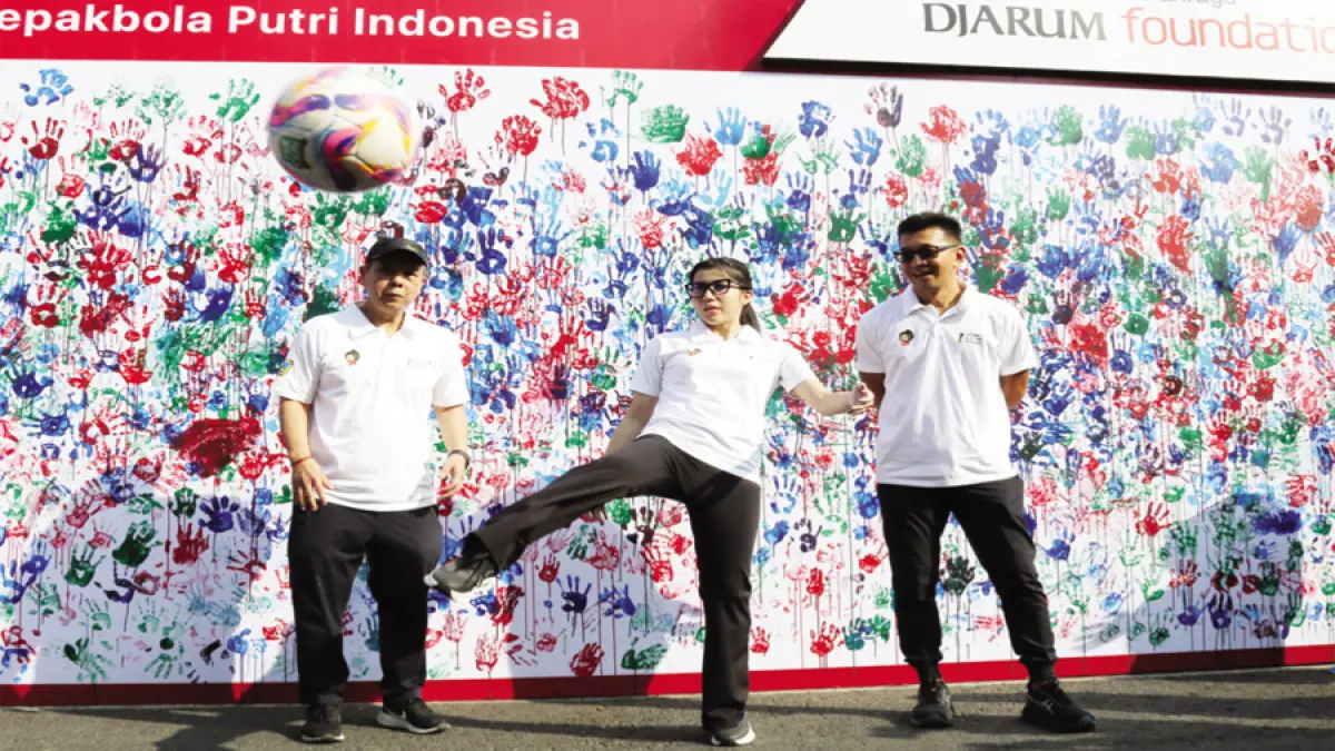 TENDANG BOLA:&nbsp;Wakil Bupati Kudus&nbsp;Bellinda Birton&nbsp;membuka ajang&nbsp;turnamen Women&nbsp;Soccer Trology di&nbsp;Alun-alun Simpang
Tujuh Kudus&nbsp;kemarin. (GALIH ERLAMBANG W/RADAR KUDUS)