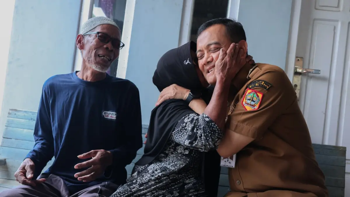 AKRAB: Gubernur Jawa Tengah, Ahmad Luthfi, bergerak cepat menangani dampak rob yang melanda Desa Tunggulsari, Kecamatan Tayu, Kabupaten Pati. Dalam kunjungannya itu dia menyempatkan diri berinteraksi dengan masyarakat sekitar. 