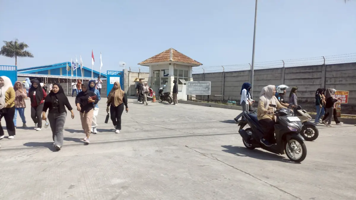 AMAN PEMADAMAN BERGILIR: Karyawan pabrik sepatu di Kabupaten Rembang keluar gerbang saat istirahat siang. (WISNU AJI/RADAR KUDUS)