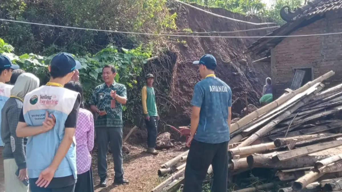 ASESMEN: Proses pembersihan area terdampak longsor pada Senin-Selasa (22-23/6). 