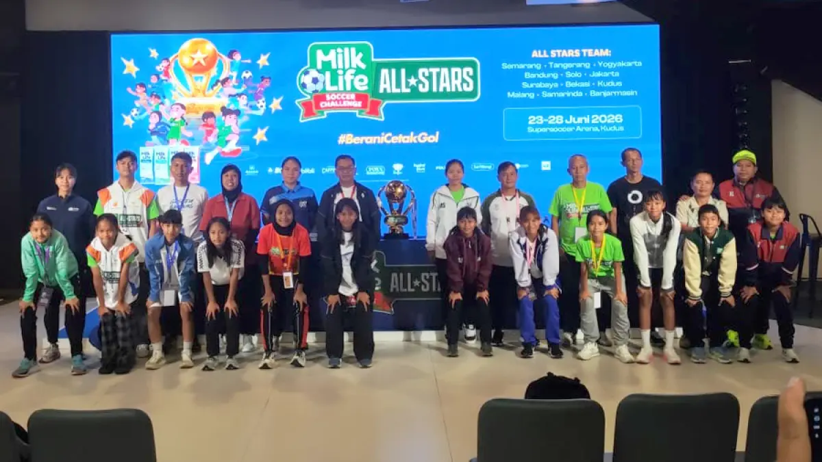BERTANDING HARI INI: 12 peserta turnamen MLSC All Stars foto bersama usai konferensi pers di Supersoccer Arena, Kudus, kemarin. (GALIH ERLAMBANG W/RADAR KUDUS)