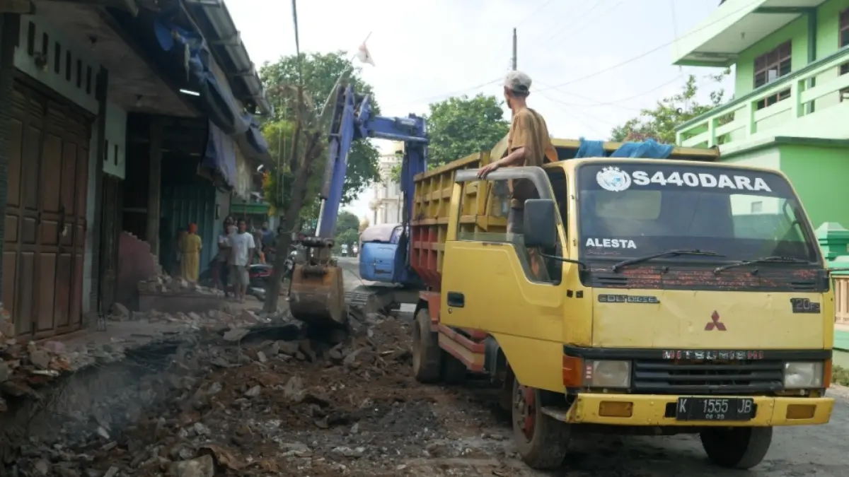 BONGKAR: Proses pembongkaran saluran irigasi di Desa Dongos Kecamatan Kedung untuk dibangun u-ditch pada Selasa (23/6).&nbsp;(FIKRI THOHARUDIN/RADAR KUDUS)&nbsp;