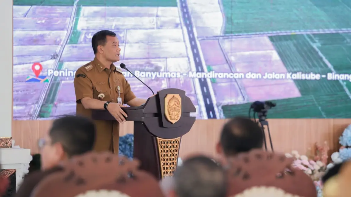 BUKTIKAN: Gubernur Jawa Tengah Ahmad Luthfi menghadiri peresmian bantuan Inpres Jalan Daerah (IJD) secara daring dari Pendopo Kabupaten Pati pada Selasa, 23 Juni 2026.