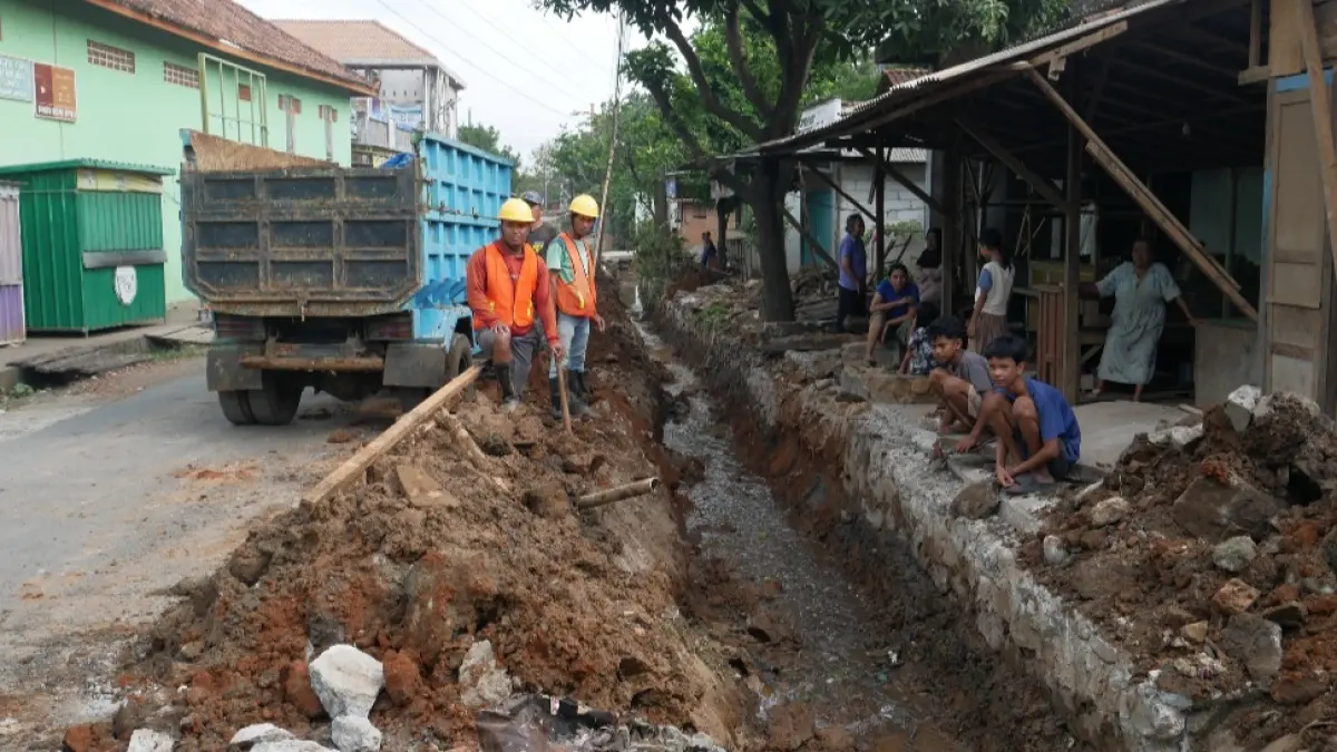 CEGAH BANJIR: Proses pembongkaran saluran irigasi.