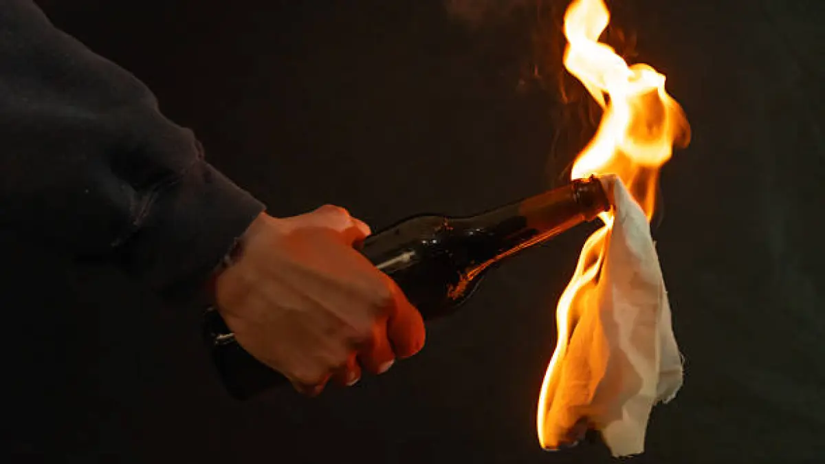 ilustrasi bom molotov