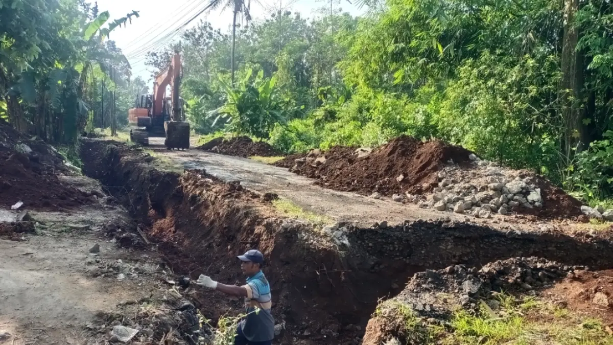 KOMITMEN JANJI: Ruas jalan dan jembatan batas Desa Bringin-Batealit dibongkar untuk dibangun yang lebih besar.