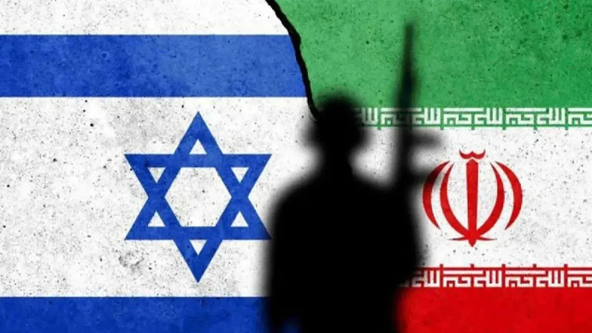 lustrasi - Siluet tentara dengan latar belakang bendera Iran dan bendera Israel. (Shutterstock/pri).
