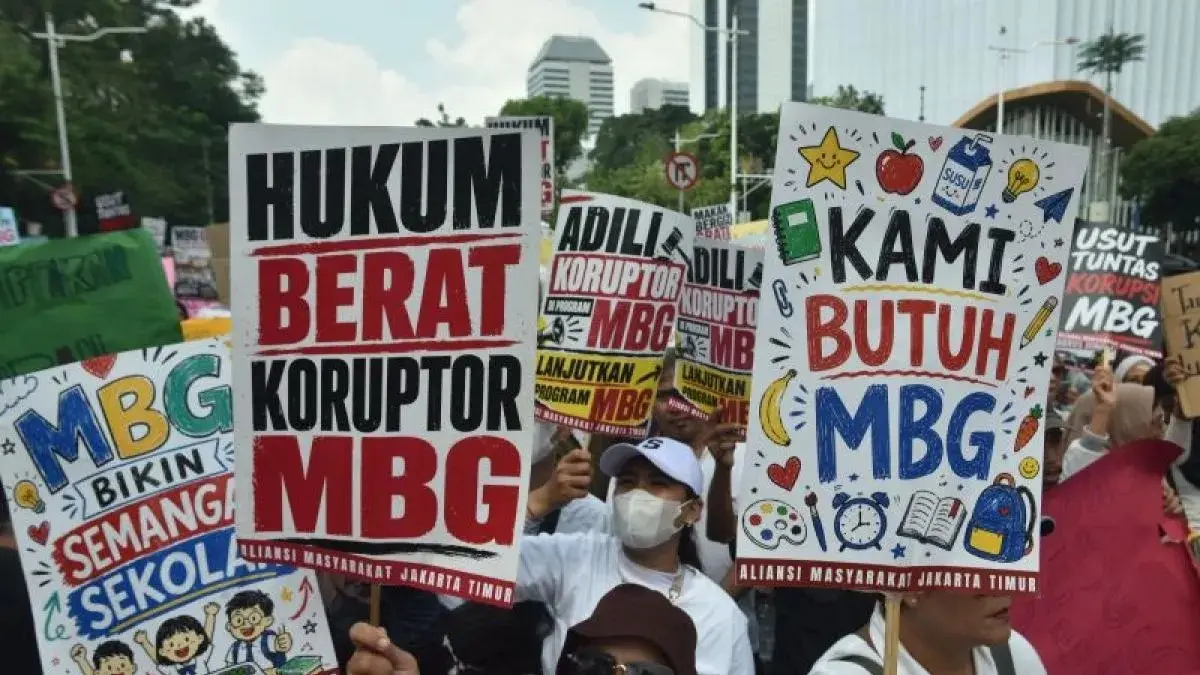 Masa dari Jakarta Timur memegang poster saat aksi (ANTARA)