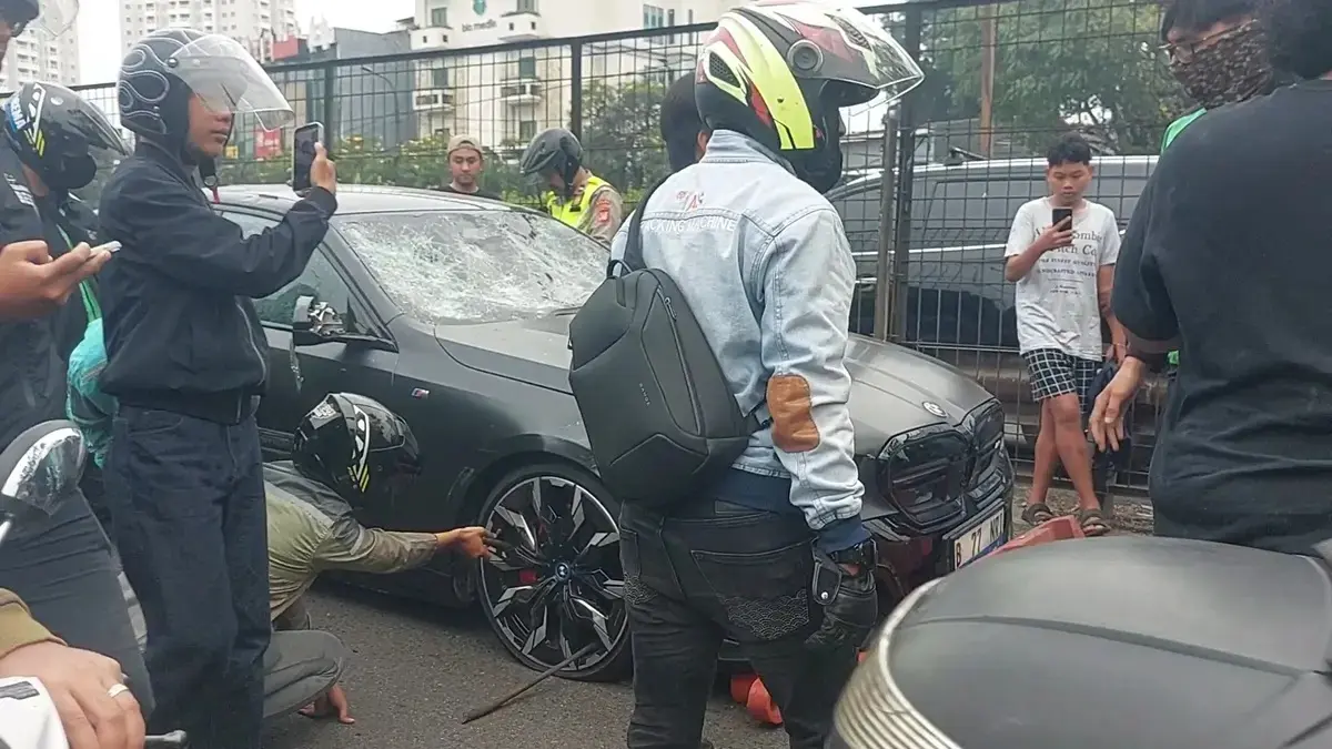 Mobil listrik BMW i5 seharga Rp 2 miliar dirusak massa di Kebon Jeruk, Jakarta Barat (JawaPos)