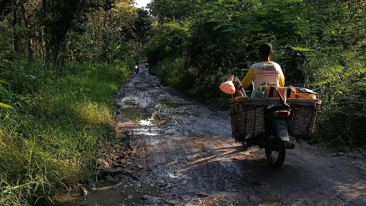 PARAH: Pengendara berhati-hati saat melintas Jalan Balong-Kepoh, Kecamatan Jati. (EKO SANTOSO/RADAR KUDUS)