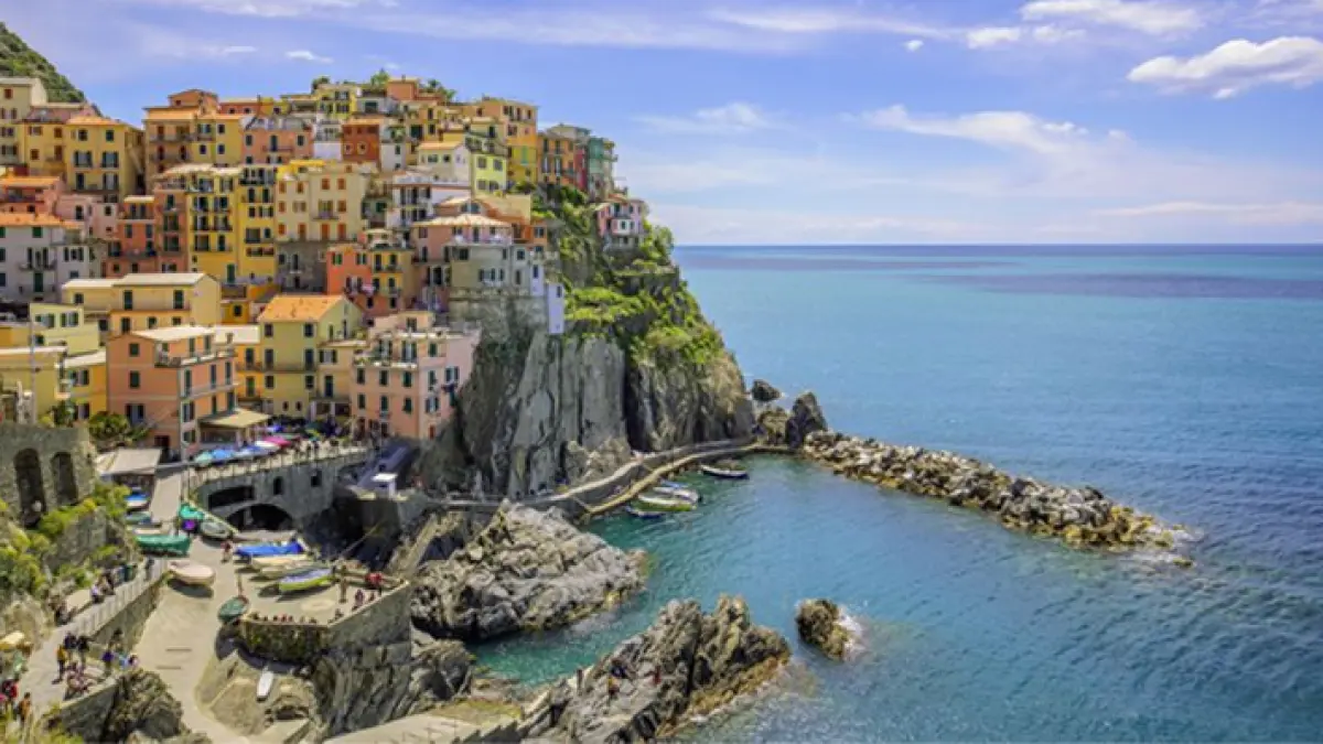 Pemandangan laut dari desa Manarola, salah satu dari lima kota di wilayah Cinque Terre di pesisir Italia. Foto: Getty Images/serts