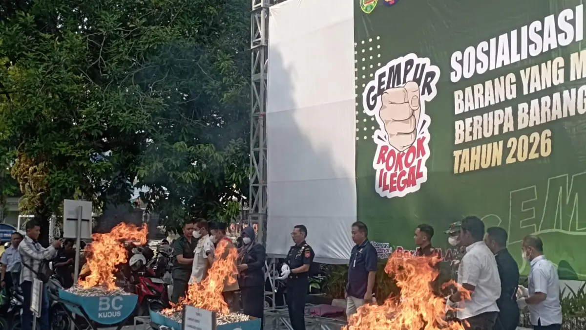 Pemusnahan rokok ilegal di Kabupaten Kudus yang dipimpin langsung oleh Bupati Kudus bersama Bea Cukai, TNI, Kejaksaan, dan Satpol PP sebagai bentuk komitmen bersama dalam memberantas peredaran barang kena cukai ilegal serta melindungi penerimaan negara.