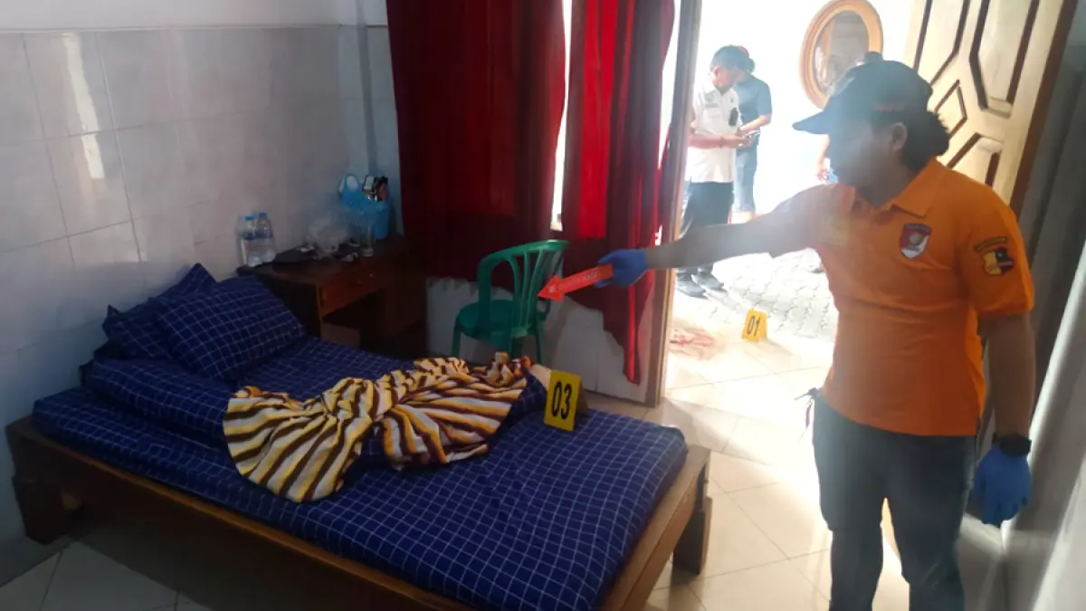 CEK: Personil Kepolisian Polres Blora saat melakukan olah TKP di Hotel Air Mancur, Kelurahan Kunden, Kecamatan Blora. (EKO SANTOSO/RADAR KUDUS)