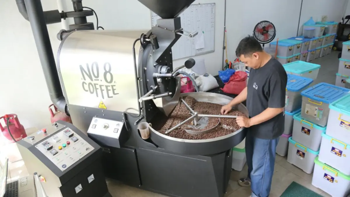 HARUS TRANSPARAN: Pekerja meroasting kopi di kedai NO 8 Coffee Kudus. (GALIH ERLAMBANG W/ RADAR KUDUS)
