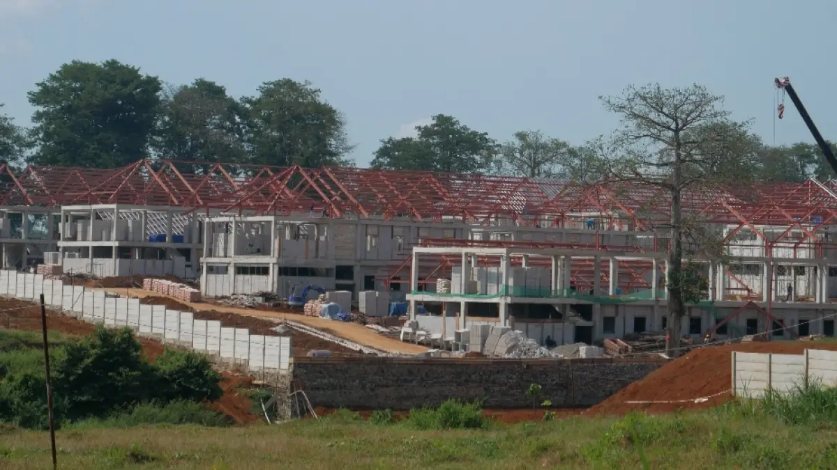 LUAS: Proses pembangunan gedung Sekolah Rakyat Terpadu di area Bumi Perkemahan Pakis Aji. (FIKRI THOHARUDIN/RADAR KUDUS)