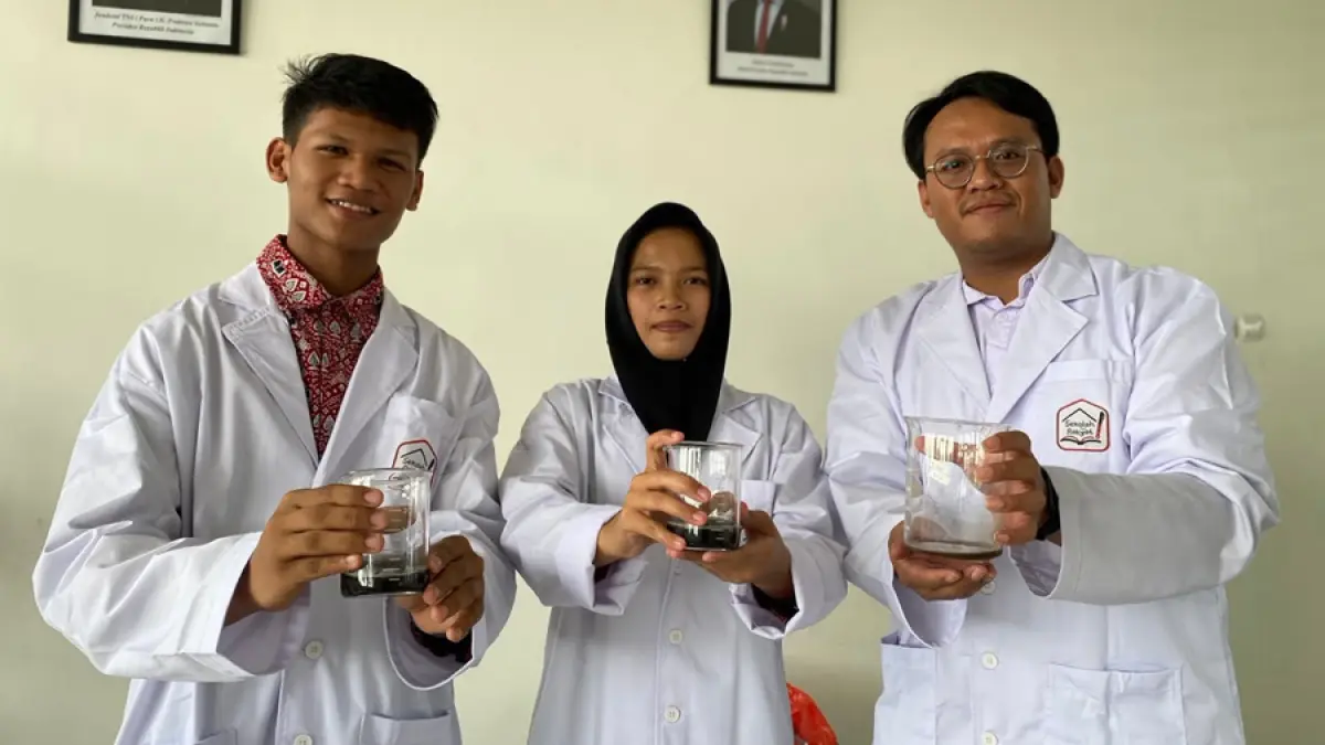PRAKTIKUM: Dari kiri, Danu Suryanto, Seril Nur Aini (tengah), dan guru Kimia SRMA 18 Blora Vinsensius Maunia Singgih Husada menunjukkan hasil penelitian omes kayu untuk OPSI 2026. (ARIF FAKHRIAN KHALIM/ RADAR KUDUS)