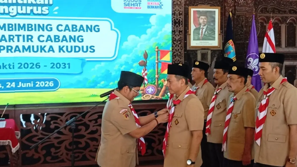 Sekertaris Kwarda Jateng Dzunuwanus Ghulam Manar (kiri) memberi pin Ke Ketua Baru Mabicap Kudus Sam