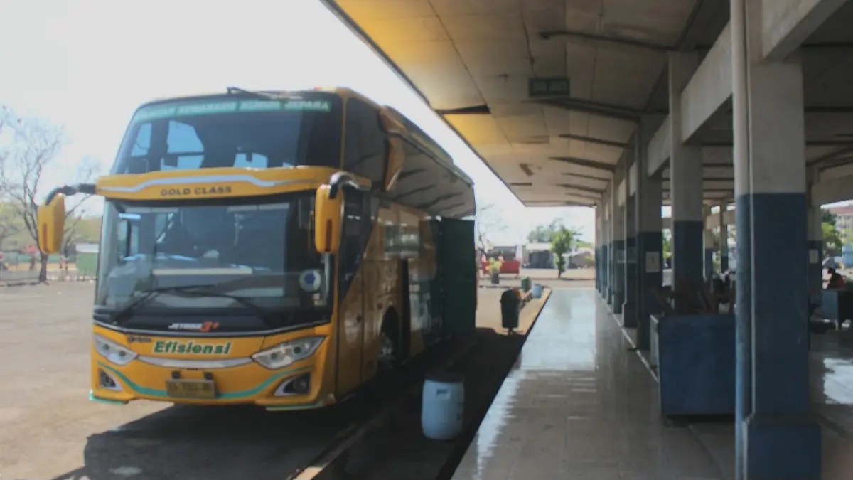 TERPARKIR: Bus di Terminal Jepara tengah menunggu kedatangan penumpang.&nbsp;(FIKRI THOHARUDIN/RADAR KUDUS)