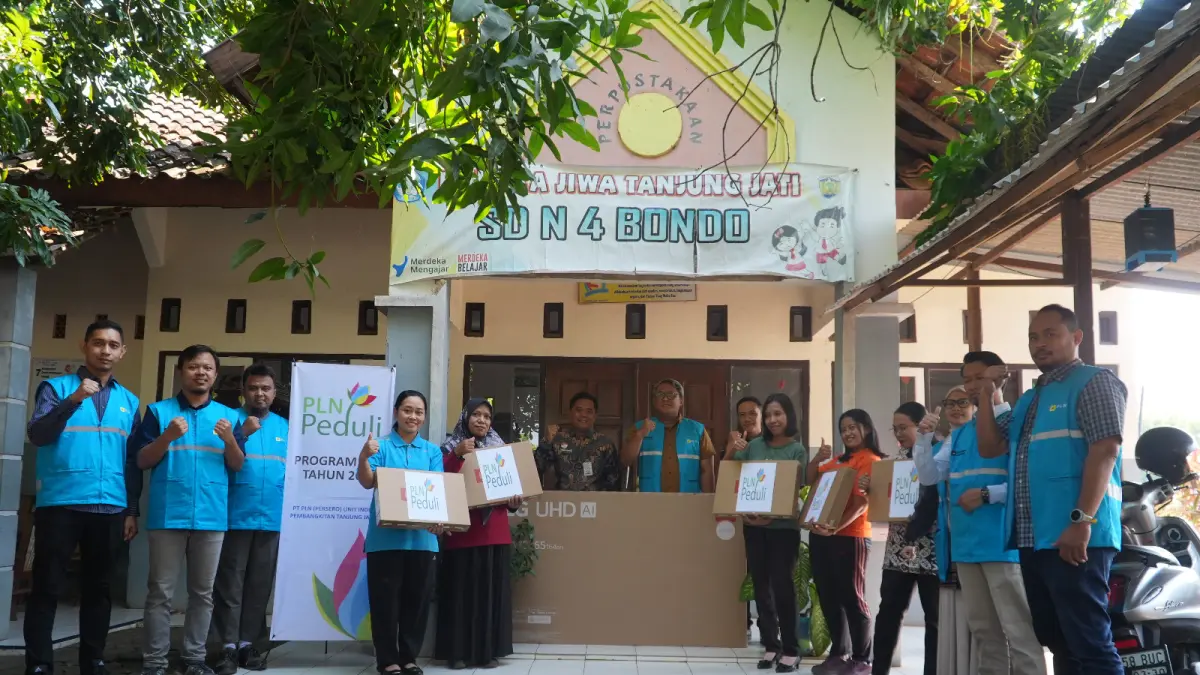 PEDULI: Perwakilan pegawai PLN UIK Tanjung Jati B menyerahkan bantuan program digitalisasi pendidikan kepada pihak SD Negeri 4 Bondo, Kecamatan Bangsri, Kabupaten Jepara, 11 Juni 2026. Bantuan ini menjadi wujud dukungan PLN UIK Tanjung Jati B dalam memperkuat sarana pembelajaran digital, sehingga proses belajar mengajar dapat berlangsung lebih interaktif, modern, dan adaptif terhadap perkembangan teknologi.
