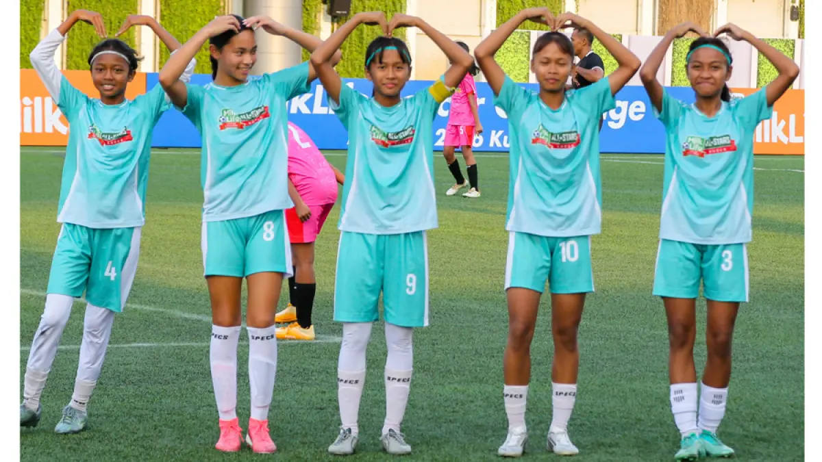 AMANKAN TIKET: Pemain All-Stars Kudus berselebrasi setelah mencetak gol ke gawang All-Stars Bekasi. (GALIH ERLAMBANG W/RADAR KUDUS)