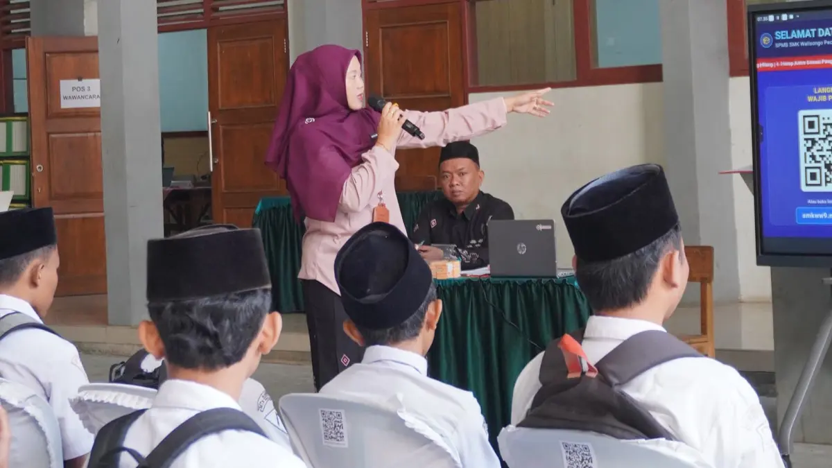 ANTUSIAS: Ketua SPMB SMK Walisongo Jepara, Sedhah Widuri Arientarini berikan pembekalan dalam sesi daftar ulang pada Kamis (25/6).