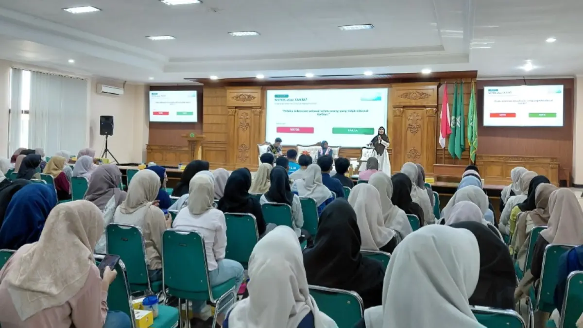 ANTUSIAS: Para peserta talkshow khidmat menyimak materi. 