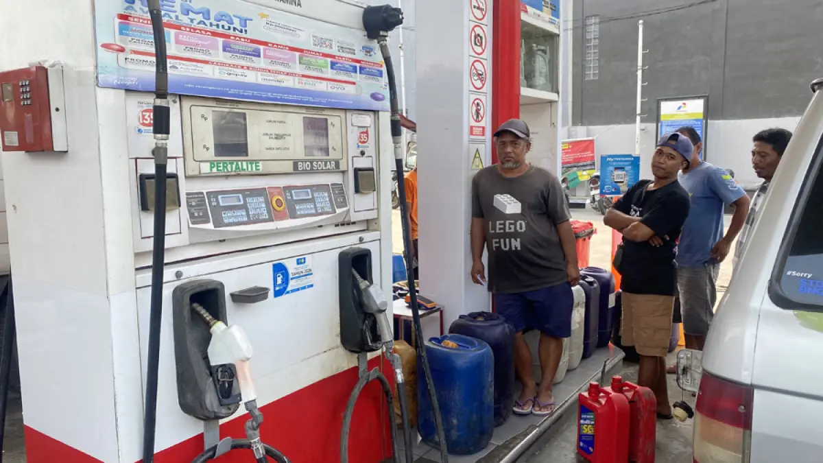 BERBURU BBM: Sejumlah petani membawa jeriken untuk diisi solar di SPBU Mlangsen, Blora, kemarin. (ARIF FAKHRIAN KHALIM/RADAR KUDUS)