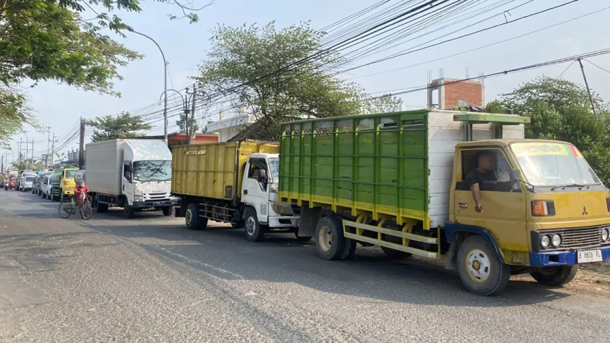 BERBURU SOLAR: Antrean mobil dan truk di SPBU yang sama sampai di jalan sekitar 100 meter. (ARIF FAKHRIAN KHALIM/RADAR KUDUS)