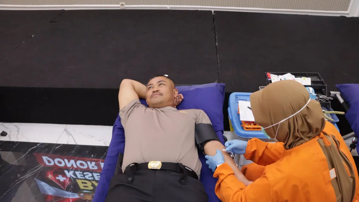 DONOR DARAH – Kapolres Grobogan AKBP Ike Yulianto mengikuti donor dara dalam HUT Bhyangkara ke 80 di Mapolres setempat. 
