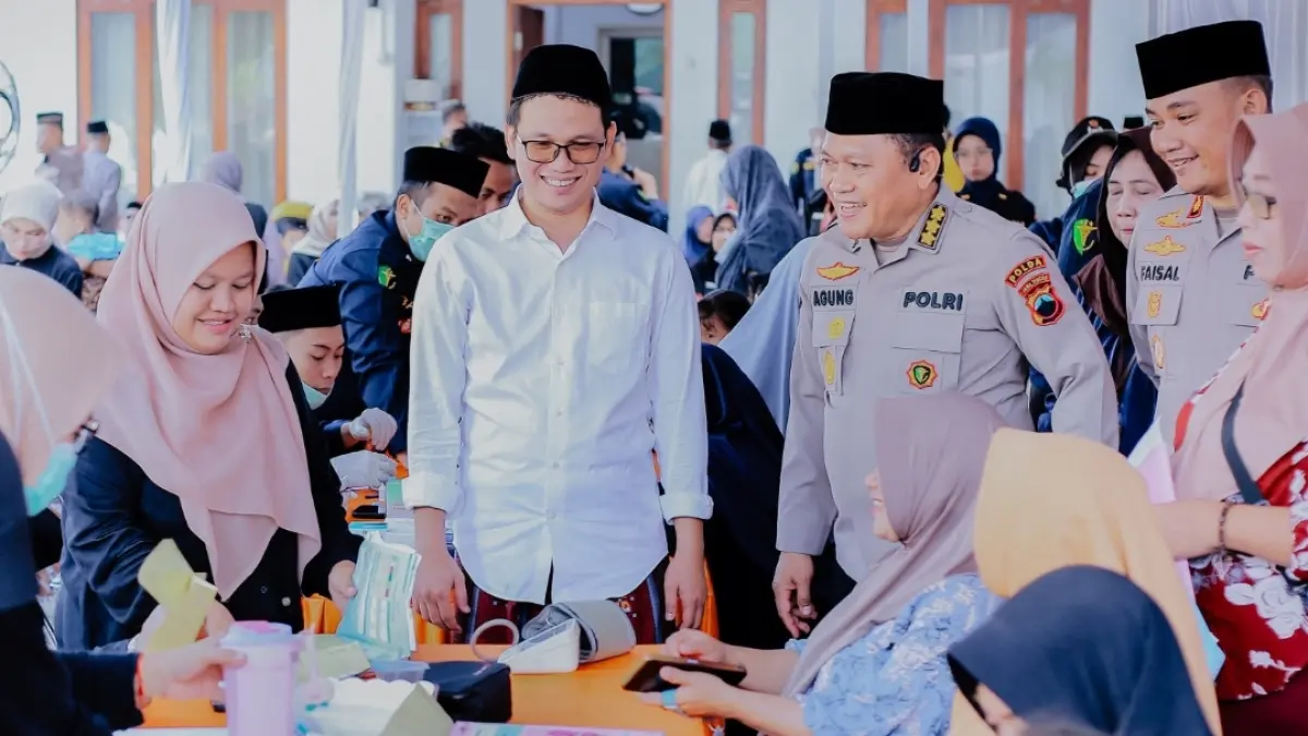 ANTUSIAS: Pengasuh Ponpes LP3IA Narukan KH Zaimul Umam Nursalim (Gus Umam) bersama Kabid Dokkes Polda Jateng Kombes Pol. drg. Agung Hadi Wijanarko, Kapolres Rembang AKBP Mohammad Faisal Pratama turun langsung mengikuti Bakti Religi, Kesehatan, dan Sosial di Ponpes LP3IA Narukan, Kragan, Kamis (25/6/2026). (LP3IA UNTUK RADAR KUDUS)
