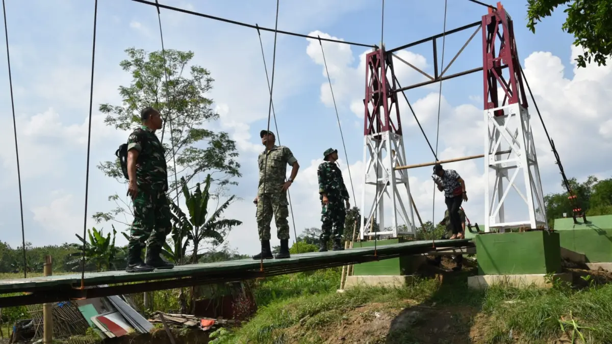 MENINJAU: Dandim 0717/Grobogan Letkol Inf Wefri Sandiyanto saat meninjau progres Jemabatan Garuda di Desa Cingkrong Kecamatan Purwodadi.