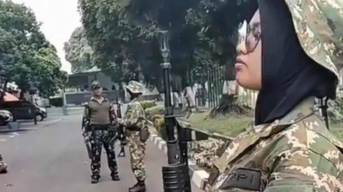 Pelaksanaan latihan dasar militer (latsarmil) Program Sarjana Penggerak Pembangunan Indonesia (SPPI) (Thread @zumaahmad)