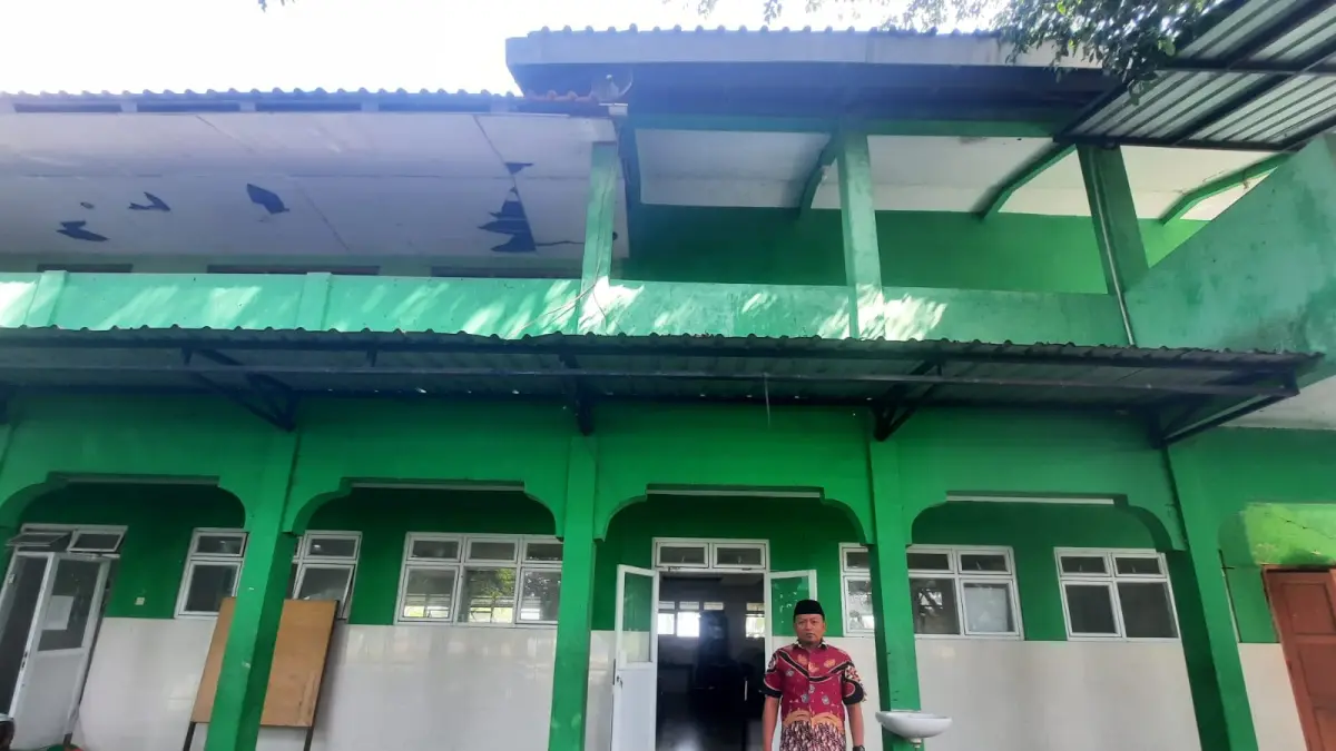PENDIDIKAN: Kepala SMAS Islam Plus Asis Penawangan, Rony Widodo saat ditemui di sekolahnya. (INTAN MAYLANI/RADAR KUDUS)
