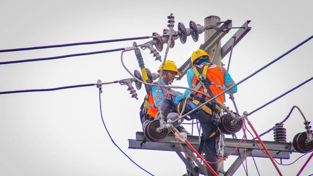 PERBAIKAN – Petugas PLN sedang memperbaiki jaringan listrik di Kabupaten Grobogan. 