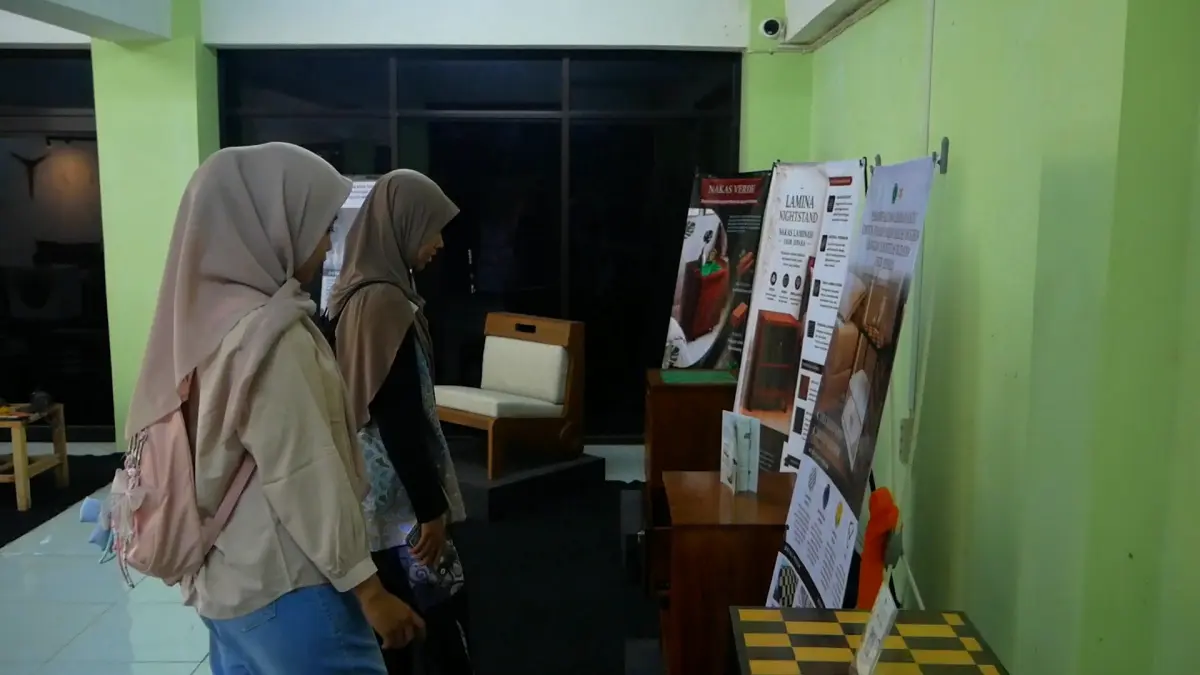 PROTOTIPE: Pengunjung tengah menilik karya-karya yang dipamerkan dalam Descendent pada Rabu-Kamis (24-25/6) di Fakultas DKV Unisnu Jepara.&nbsp;(FIKRI THOHARUDIN/RADAR KUDUS)&nbsp;