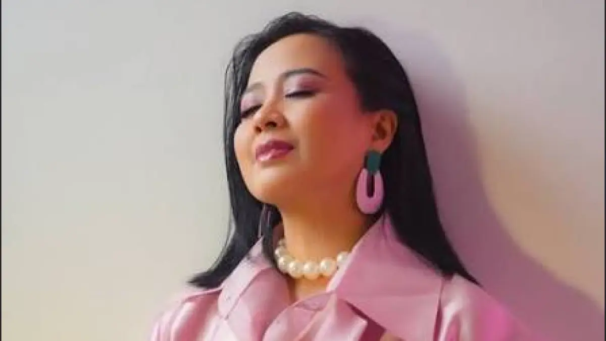 Sosok Astrid Sartiasari yang kembali mencuri perhatian setelah lagu “Terpukau” viral di TikTok dan digemari Generasi Z.