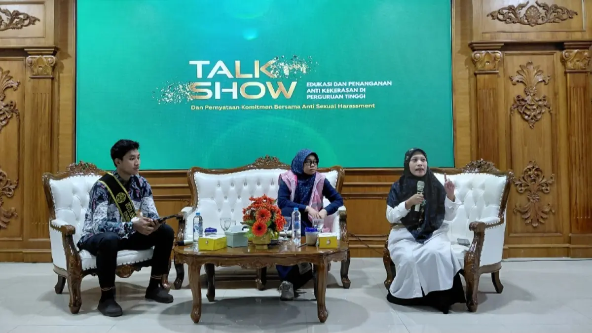 TALKSHOW: Proses penyampaian materi dari Srikandi PT PLN UIK Tanjung Jati B Indartri Viandari, serta Ketua Satgas Pencegahan dan Penanganan Kekerasan di Perguruan Tinggi (PPKPT) Unisnu Jepara, Santi Andriyani, Kamis (25/6).
