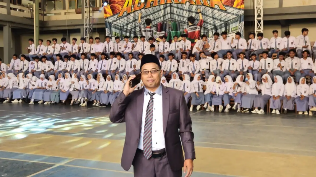 TERAMPIL: Kepala SMK Walisongo Irbab Aulia Amri membersamai para siswa.&nbsp;