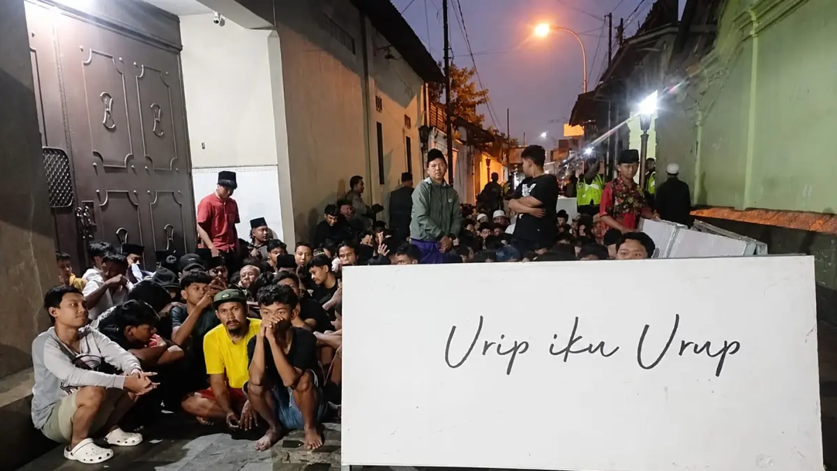 Warga mengantre untuk mendapatkan nasi jangkrik pada kegiatan pembagian berkat di kawasan Menara Kudus, Kabupaten Kudus, Jawa Tengah.

