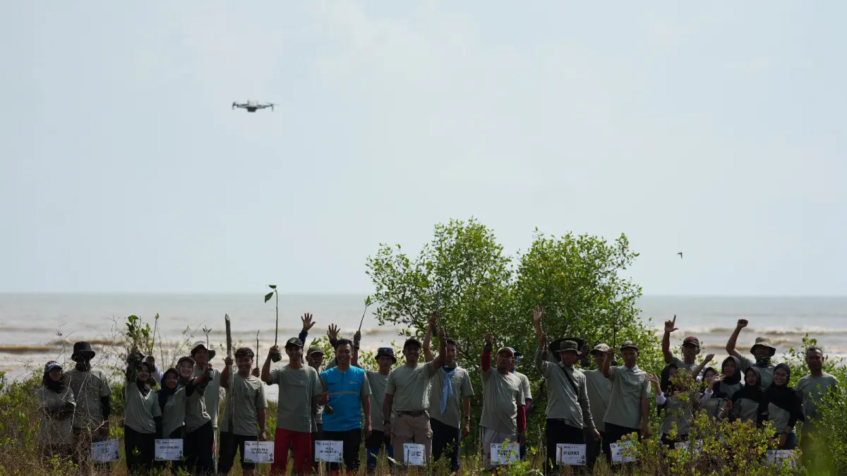 GOTONG ROYONG: Peserta Program Penanaman Mangrove PLN UIK Tanjung Jati B mengangkat bibit mangrove saat kegiatan konservasi pesisir di Pantai Desa Ujungwatu, Kecamatan Donorojo, Kabupaten Jepara, Selasa (22/6). Kegiatan yang digelar dalam rangka menyambut Hari Mangrove Sedunia Tahun 2026 ini menjadi wujud kolaborasi PLN bersama berbagai stakeholder dalam menanam 14.000 bibit mangrove dan 14.000 ajir bambu untuk mengurangi risiko abrasi serta memperkuat ekosistem pesisir utara Jepara.