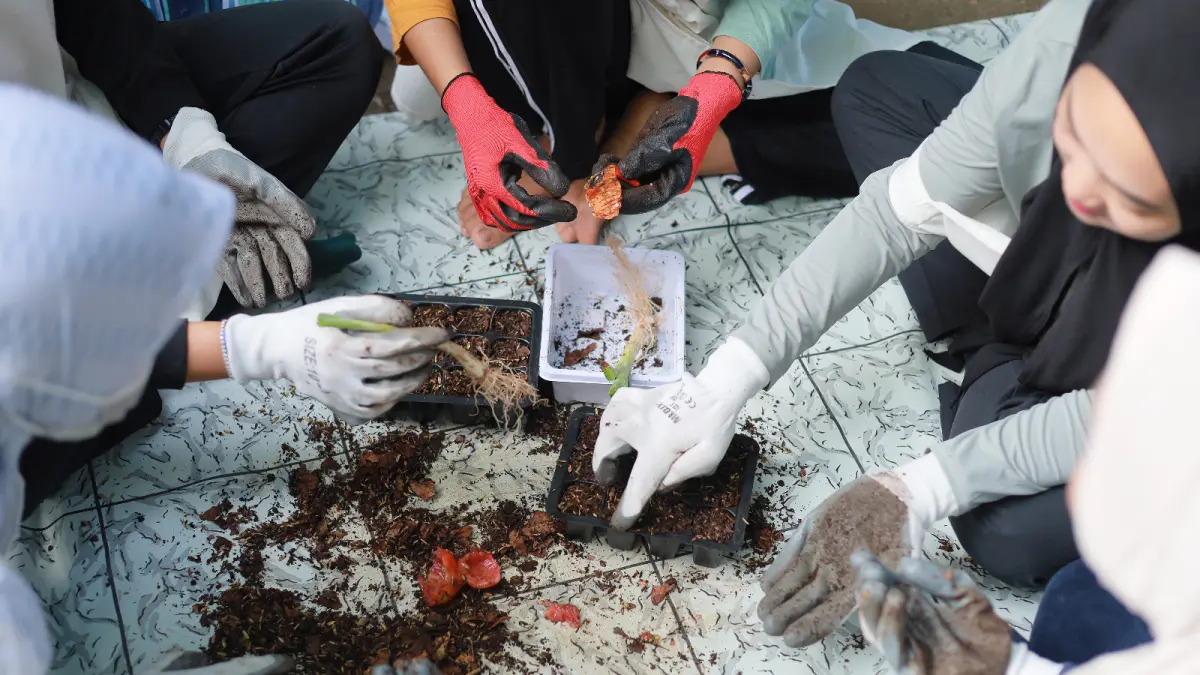 KREATIVITAS: Peserta Urban Gardening Srikandi PLN UIK Tanjung Jati B mempraktikkan proses penanaman dengan memanfaatkan media tanam dari campuran bahan organik di Kebun Serenity Garden, Komplek PLTU Tanjung Jati B, Desa Tubanan, Kecamatan Kembang, Kabupaten Jepara, Jumat (12/6). Kegiatan ini menjadi sarana edukasi pemanfaatan limbah rumah tangga menjadi lebih bernilai, sekaligus mendorong penerapan urban farming sederhana yang dapat mendukung ketahanan pangan keluarga dan gaya hidup berkelanjutan.