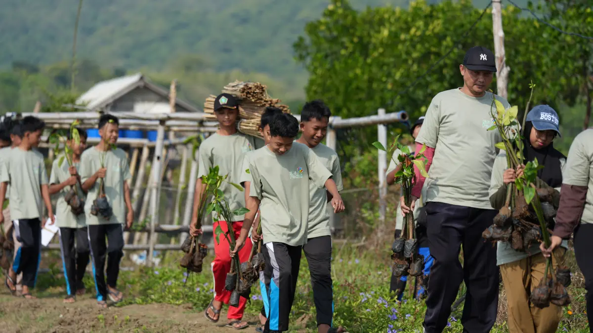 HIJAUKAN: Peserta Program Penanaman Mangrove PLN UIK Tanjung Jati B membawa bibit mangrove menuju lokasi tanam di Pantai Desa Ujungwatu, Kecamatan Donorojo, Kabupaten Jepara, Selasa (22/6). Kegiatan yang digelar dalam rangka menyambut Hari Mangrove Sedunia Tahun 2026 ini menjadi langkah nyata PLN bersama para stakeholder dalam mendukung konservasi pesisir, mengurangi risiko abrasi, serta memperkuat ekosistem mangrove melalui penanaman 14.000 bibit mangrove dan 14.000 ajir bambu.