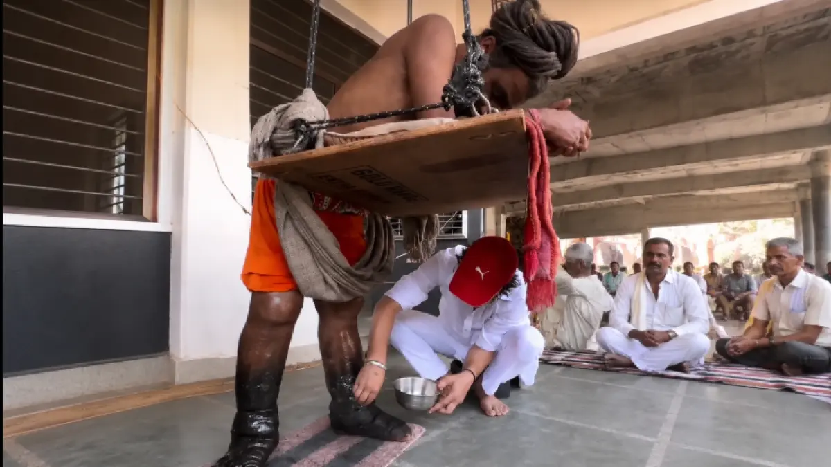 Dulal Giri Ji Maharaj menjalani praktik spiritual dengan tetap berdiri selama 12 tahun sebagai bentuk pengabdian terhadap keyakinannya.